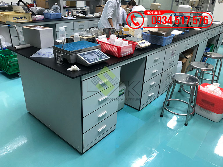 Bàn thí nghiệm phòng lab dược phẩm