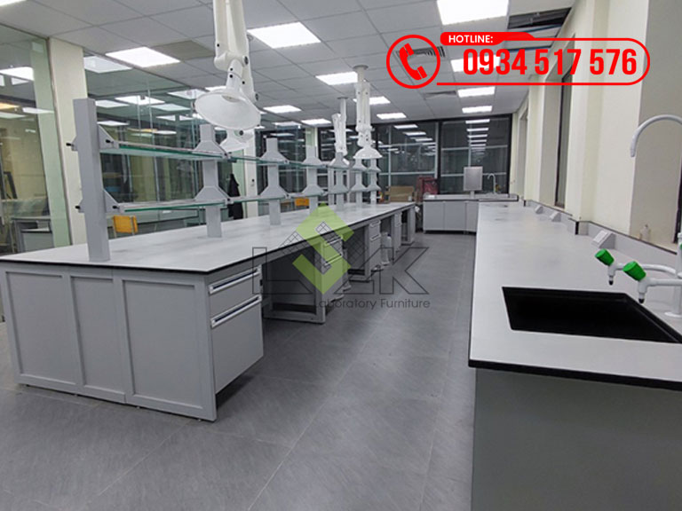 Dãy bàn thí nghiệm trung tâm phòng lab hóa lý nhà máy sản xuất thức ăn chăn nuôi