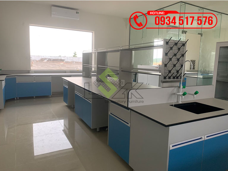 Bàn thí nghiệm trung tâm có kệ và bồn rửa phòng lab nhà máy sản xuất thức ăn chăn nuôi
