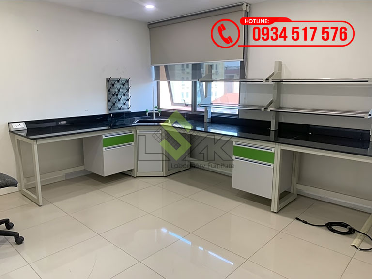 Bàn thí nghiệm áp tường có kệ trên bàn để hóa chất