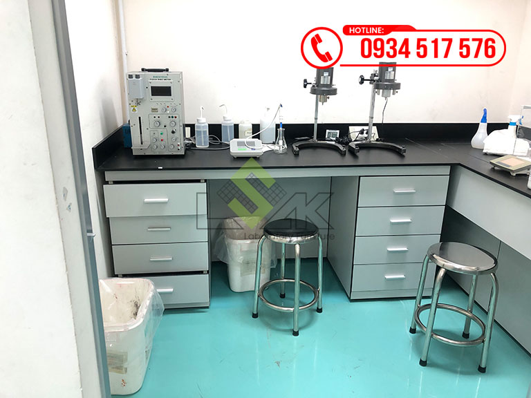 Bàn thí nghiệm áp tường nội thất phòng lab Công ty TNHH Rohto-Mentholatum (Việt Nam)
