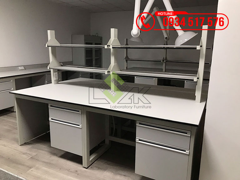 Bàn thí nghiệm trung tâm có kệ để hóa chất phòng lab R&D mỹ phẩm