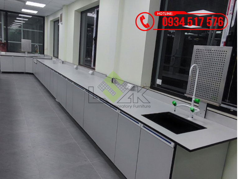 Bàn thí nghiệm áp tường có bồn rửa sử dụng tại phòng thí nghiệm nhà máy sản xuất thức ăn chăn nuôi