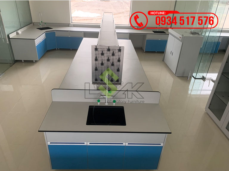 Bàn thí nghiệm trung tâm có bồ rửa phòng lab nhà máy sản xuất thức ăn chăn nuôi