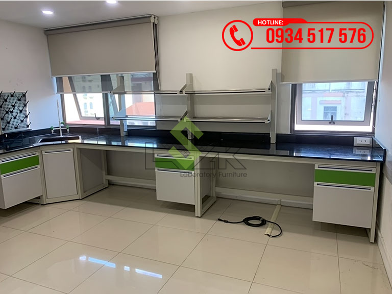 Bàn thí nghiệm áp tường chứ l
