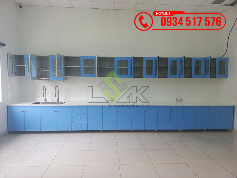 Bàn thí nghiệm áp tường mặt bàn đá trắng sứ, dãy tủ treo tường phòng thí nghiệm