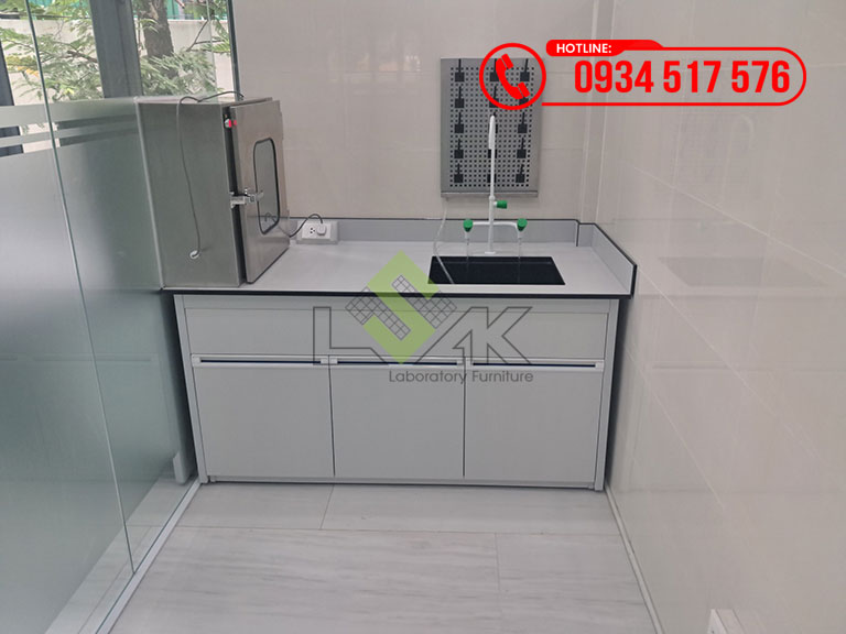 Giá phơi dụng cụ phòng thí nghiệm, bàn thí nghiệm áp tường có chậu rửa
