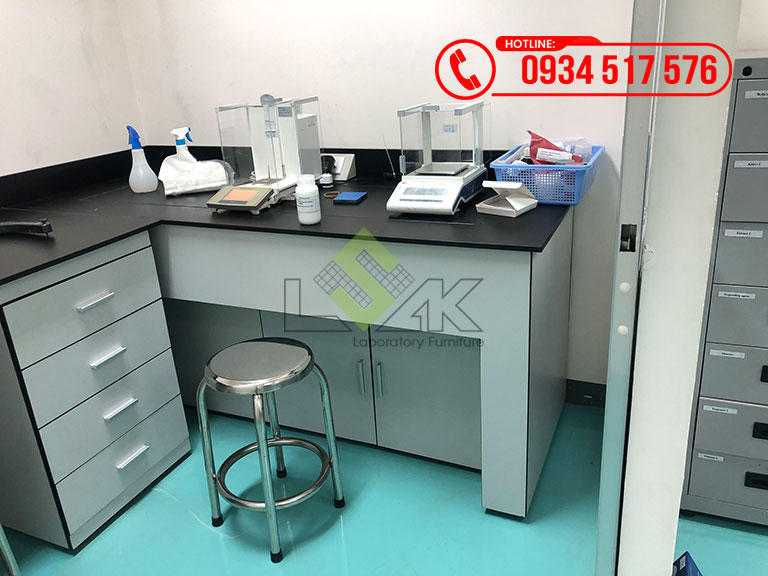 Bàn đặt cân phòng nội thất phòng lab Công ty TNHH Rohto-Mentholatum (Việt Nam)