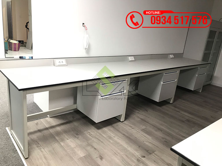 Bàn thí nghiệm áp tường phòng lab mỹ phẩm
