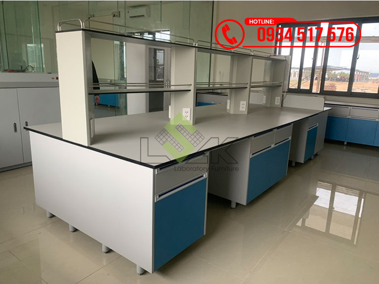 Bàn thí nghiệm trung tâm có kệ phòng lab nhà máy sản xuất thức ăn chăn nuôi