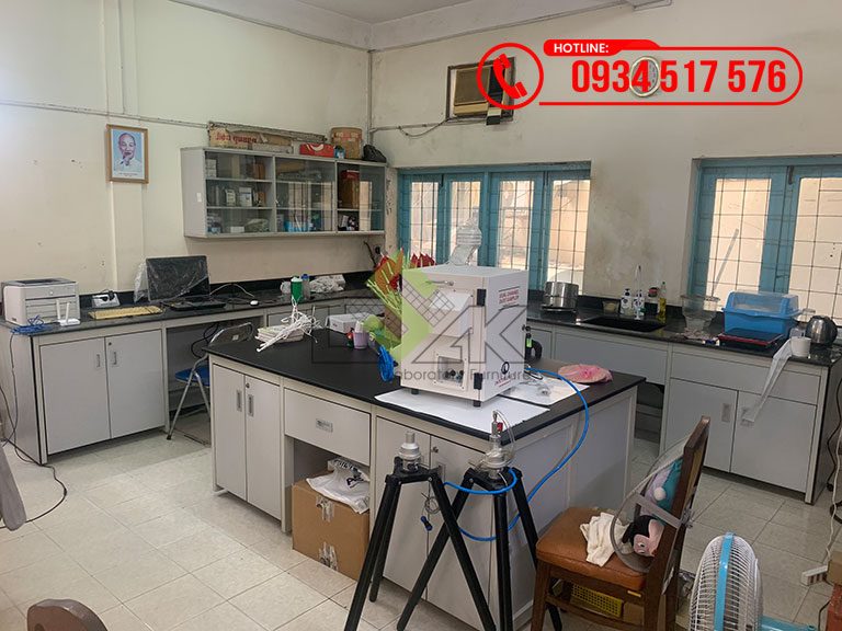 Bàn thí nghiệm nội thất phòng thí nghiệm Viện Môi Trường và Tài Nguyên Thành Phố Hồ Chí Minh
