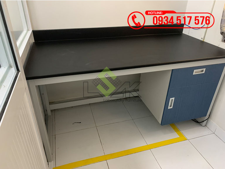 Bàn thí nghiệm áp tường phòng lab nhà máy sản xuất thức ăn chăn nuôi