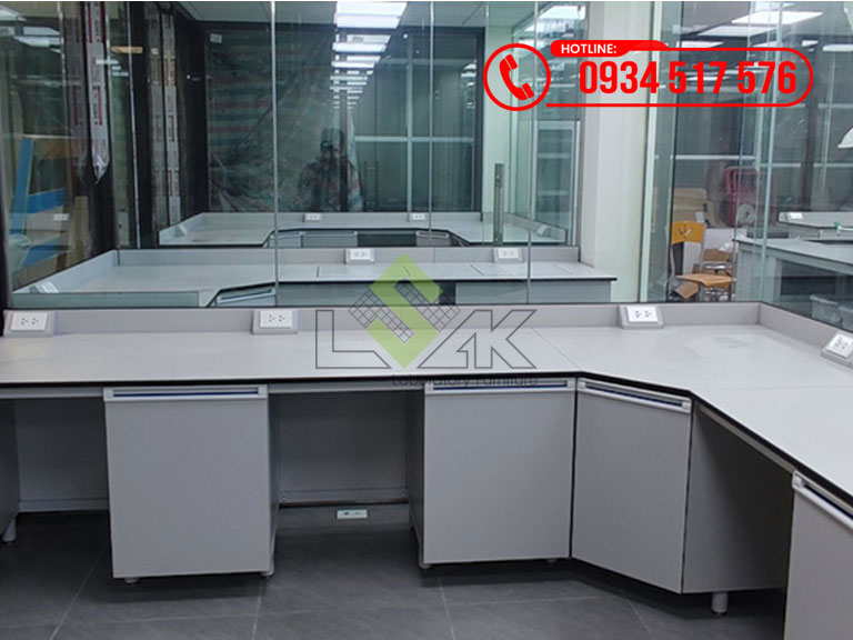 Bàn thí nghiệm áp tường chữ l hộc tủ kín mặt bàn chống hóa chất