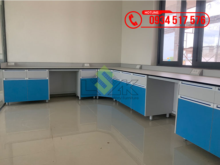 Bàn thí nghiệm áp tường chữ l phòng lab nhà máy sản xuất thức ăn chăn nuôi