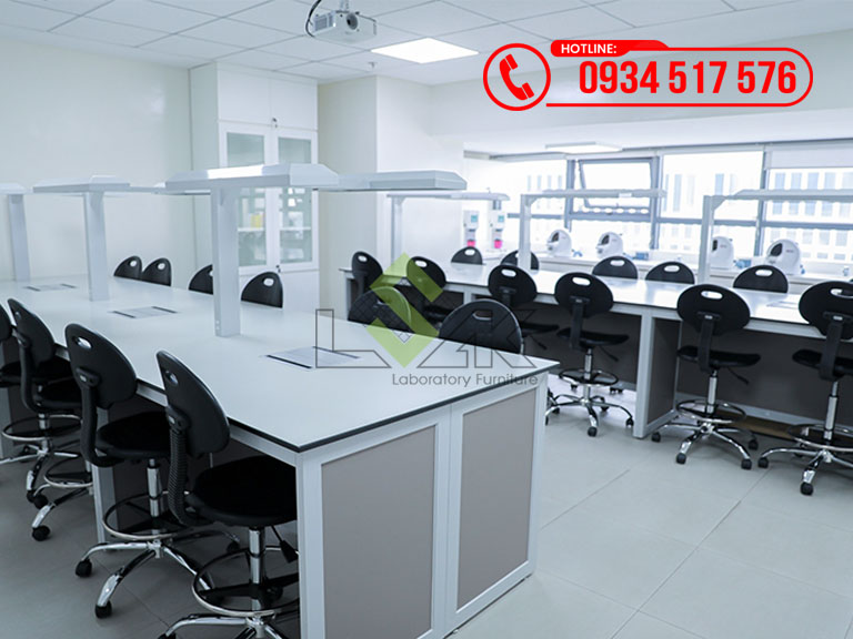 Bàn thực hành nha khoa phòng lab Khoa Răng Hàm Mặt Trường Đại học Văn Lang