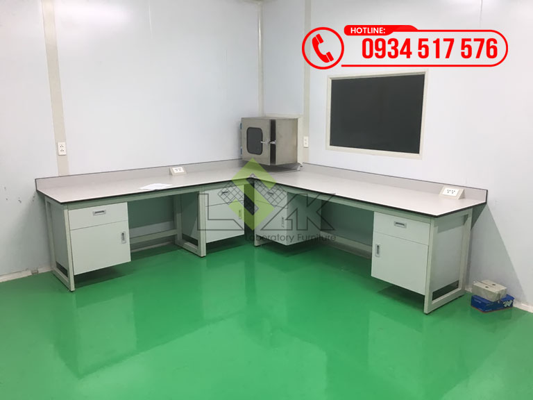 Bàn thí nghiệm áp tường hình chữ l nội thất phòng lab mỹ phẩm Nhà máy Công ty TNHH Sản Xuất Dược Mỹ Phẩm Lavita