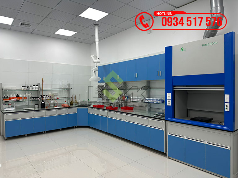 Bàn thí nghiệm áp tường có kệ trên bàn phòng lab Nhà máy Công ty TNHH Sản Xuất Ngũ Kim Hung Hing Hong Kong (Việt Nam)