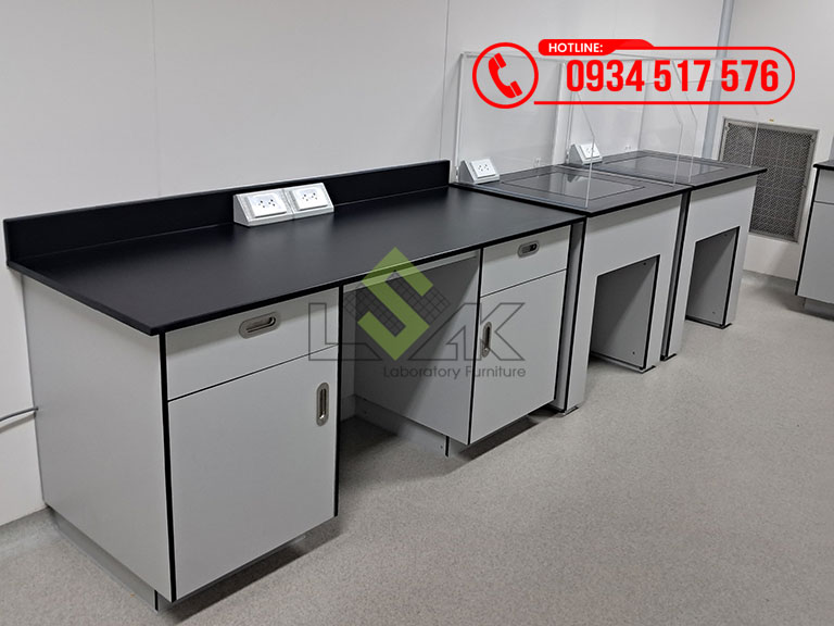Bàn thí nghiệm áp tường học tủ kín nội thất phòng lab Nhà máy sản xuất dược phẩm Công ty TNHH Medochemie (Viễn Đông)