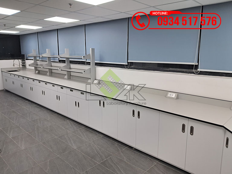 Bàn thí nghiệm áp tường có kệ để hóa chất, bồn rửa và giá phơi dụng cụ