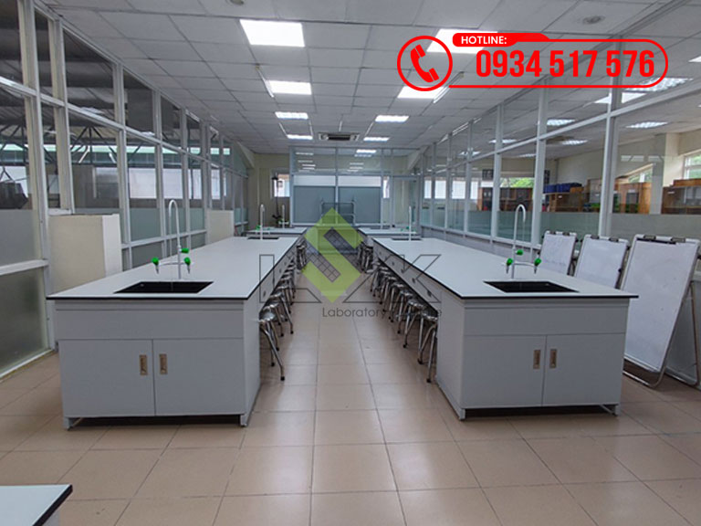 Bàn thực hành thí nghiệm môn hóa sinh nội thất phòng lab Trường THPT Lê Quý Đôn - Long Bình Tân
