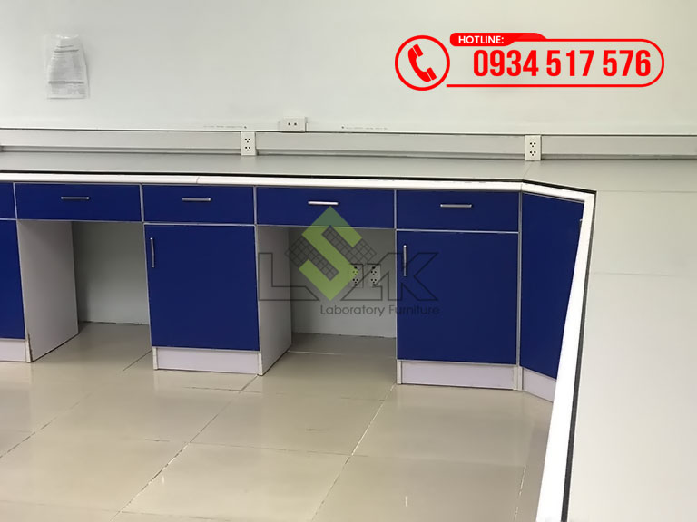 Bàn thí nghiệm áp tường chữ l phòng lab nhà máy sản xuất dược phẩm