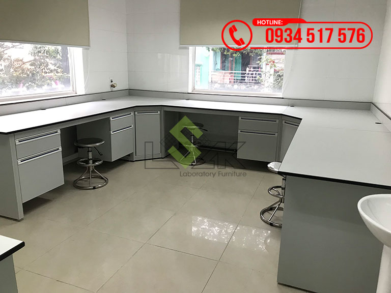 Bàn thí nghiệm áp tường hình chữ u đặt máy xét nghiệm Bệnh viện Chợ Rẫy