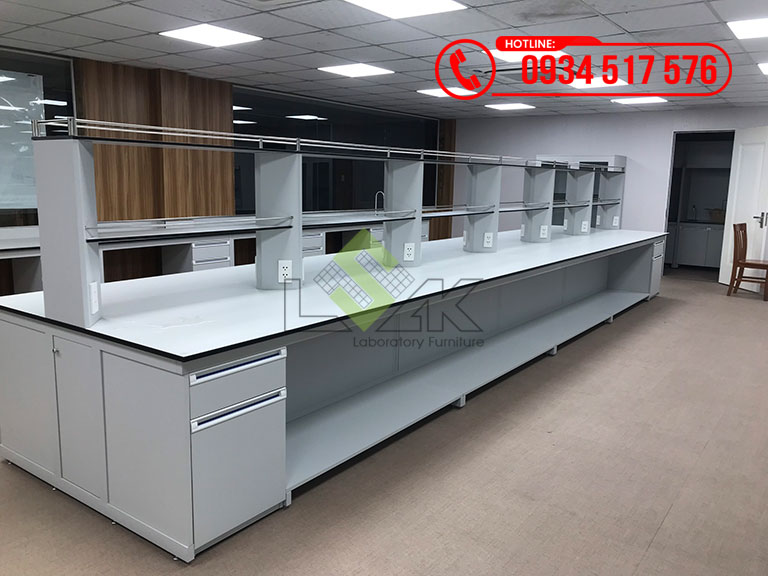 Bàn thí nghiệm trung tâm phòng lab Trường Đại học Công nghệ Đồng Nai