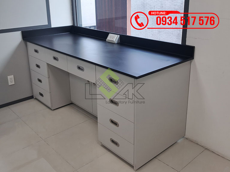 Bàn thí nghiệm áp tường hộc tủ kín, cánh tủ thụt vào 20cm để ngồi thao tác