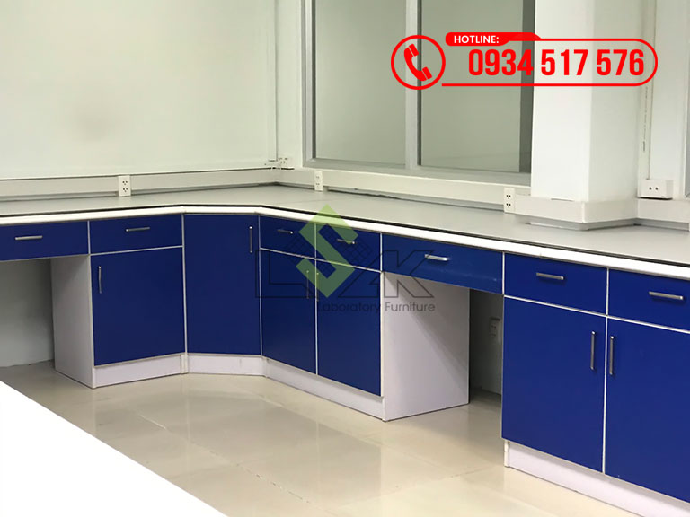 Bàn thí nghiệm áp tường chữ l phòng lab nhà máy sản xuất dược phẩm
