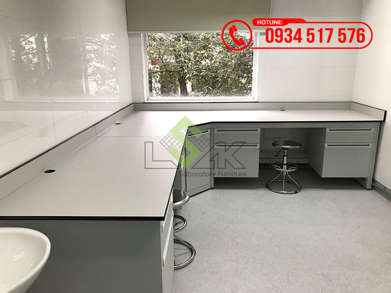 Bàn thí nghiệm áp tường hình chữ l đặt máy xét nghiệm Bệnh viện Chợ Rẫy