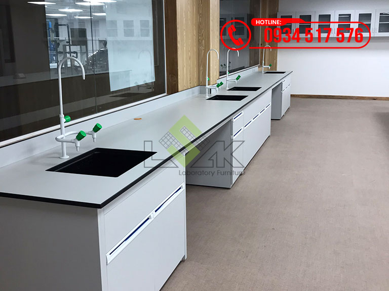 Bàn thí nghiệm áp tường có bồn rửa tay