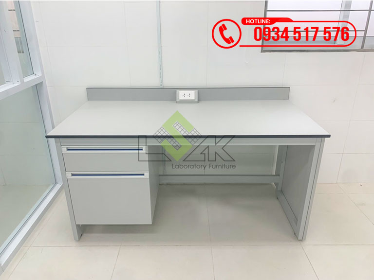 Bàn đặt máy xét nghiệm bệnh viện