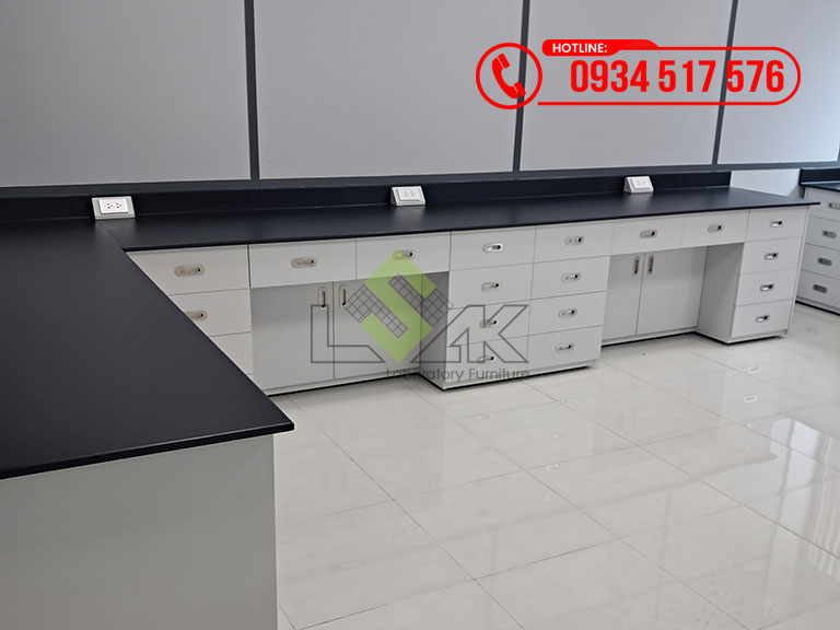 Bàn thí nghiệm áp tường chữ l hộc tủ kín, cánh tủ thụt vào 20cm để ngồi thao tác