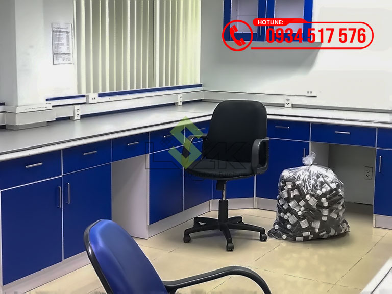 Bàn thí nghiệm áp tường chữ l phòng lab nhà máy sản xuất dược phẩm