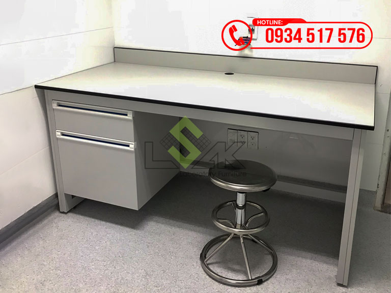 Bàn thí nghiệm áp tường đặt máy xét nghiệm nghiệm Bệnh viện Chợ Rẫy