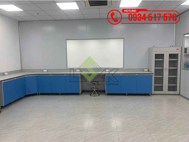 Bàn thí nghiệm áp tường chữ l mặt bàn sử dụng vật liệu chuyên dụng chống hóa chất