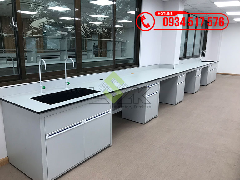 Bàn thí nghiệm áp tường có chậu rửa tay