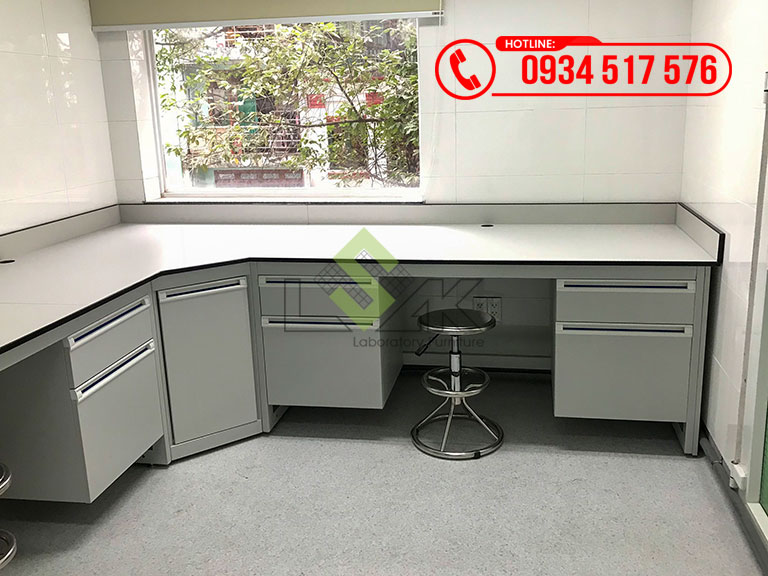 Bàn đặt máy xét nghiệm nội thất phòng xét nghiệm Bệnh viện Chợ Rẫy
