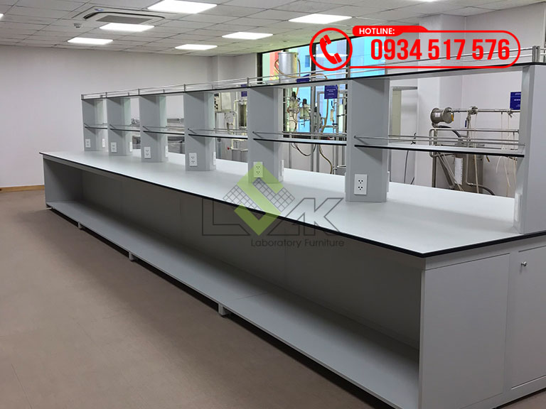 Bàn thí nghiệm trung tâm phòng máy và thiết bị phòng thí nghiệm Trường Đại học Công nghệ Đồng Nai