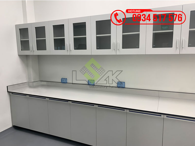Bàn thí nghiệm áp tường có bồn rửa và tủ treo tường phòng thí nghiệm