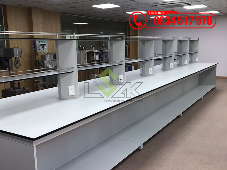Bàn thí nghiệm trung tâm phòng máy và thiết bị phòng thí nghiệm Trường Đại học Công nghệ Đồng Nai