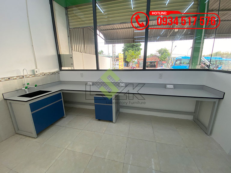 Bàn thí nghiệm áp tường chữ l có bồn rửa