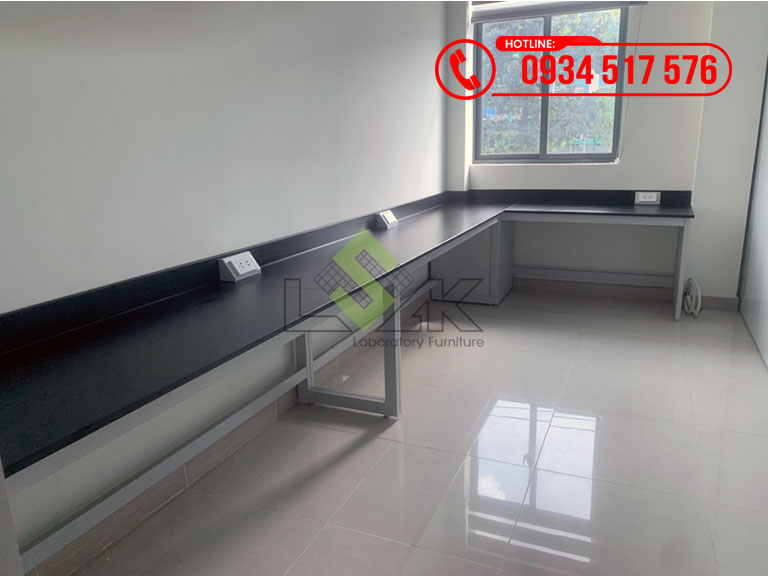 Bàn thí nghiệm áp tường mặt bàn kháng hóa chất khung thép sơn tĩnh điện