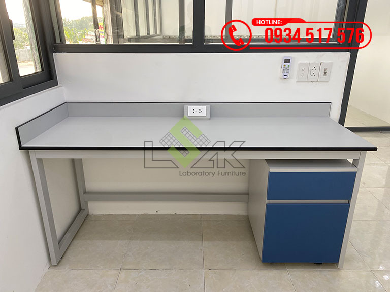 Bàn thí nghiệm áp tường khung thép sơn tĩnh điện hộc tủ di động