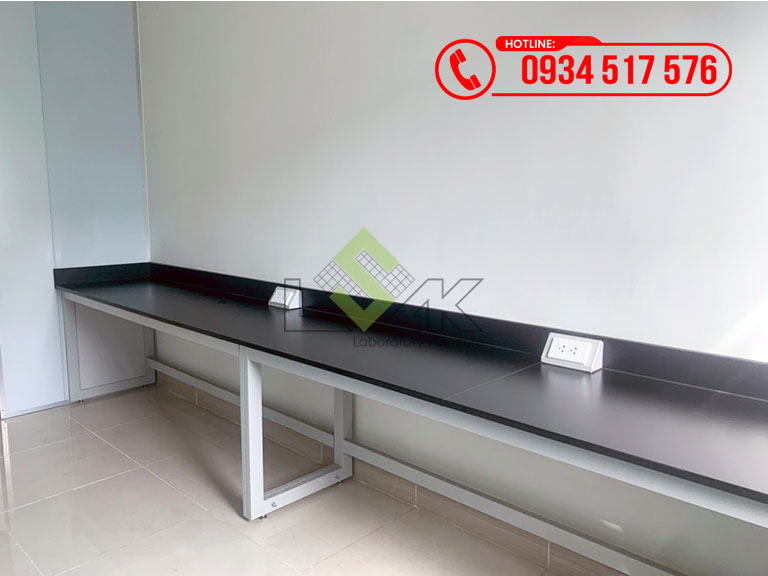 Bàn thí nghiệm áp tường khung thép sơn tĩnh điện mặt bàn kháng hóa chất