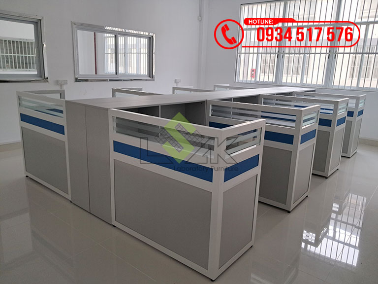 Bàn làm việc văn phòng có vách ngăn ở giữa