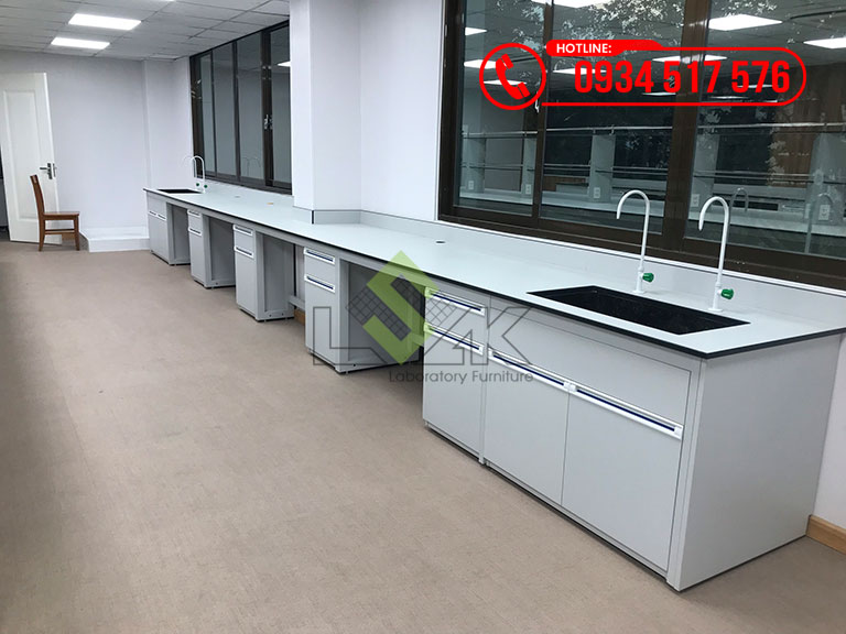 Bàn thí nghiệm áp tường có bồn rửa phòng thí nghiệm hóa Trường Đại học Công nghệ Đồng Nai