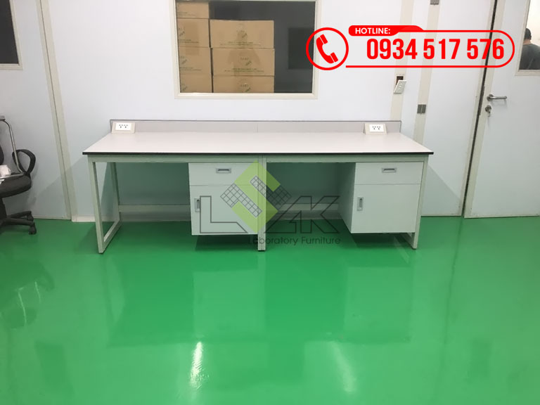Bàn thí nghiệm áp tường mặt bàn chống hóa chất nội thất phòng lab mỹ phẩm Nhà máy Công ty TNHH Sản Xuất Dược Mỹ Phẩm Lavita