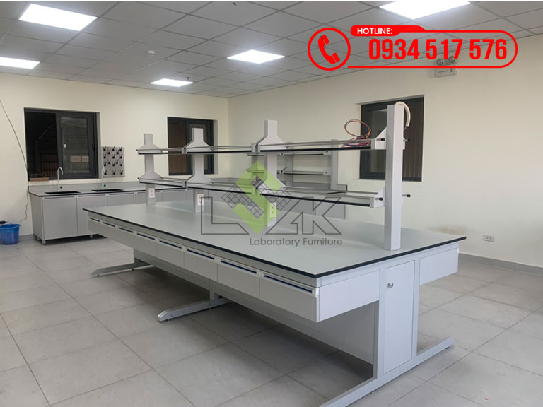 Bàn thí nghiệm trung tâm có kệ để hóa chất thuốc thử, phòng lab nhà máy sản xuất sơn, véc ni và các chất sơn, sản xuất mực in và ma tít
