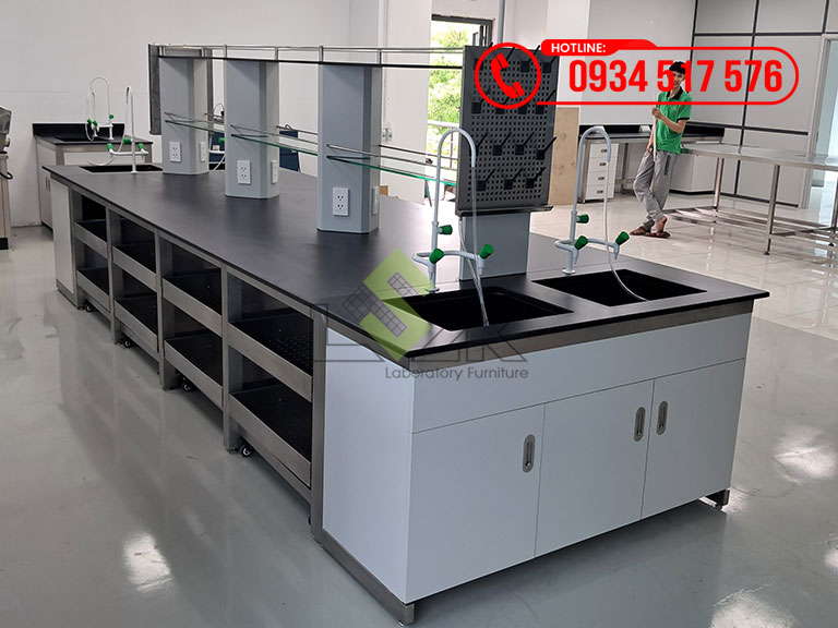 Bàn thí nghiệm trung tâm có kệ hóa chất nội thất phòng lab Nhà máy hóa chất, thuốc nhuộm cho ngành dệt may J&J Dyestuff Ind. Co., Ltd
